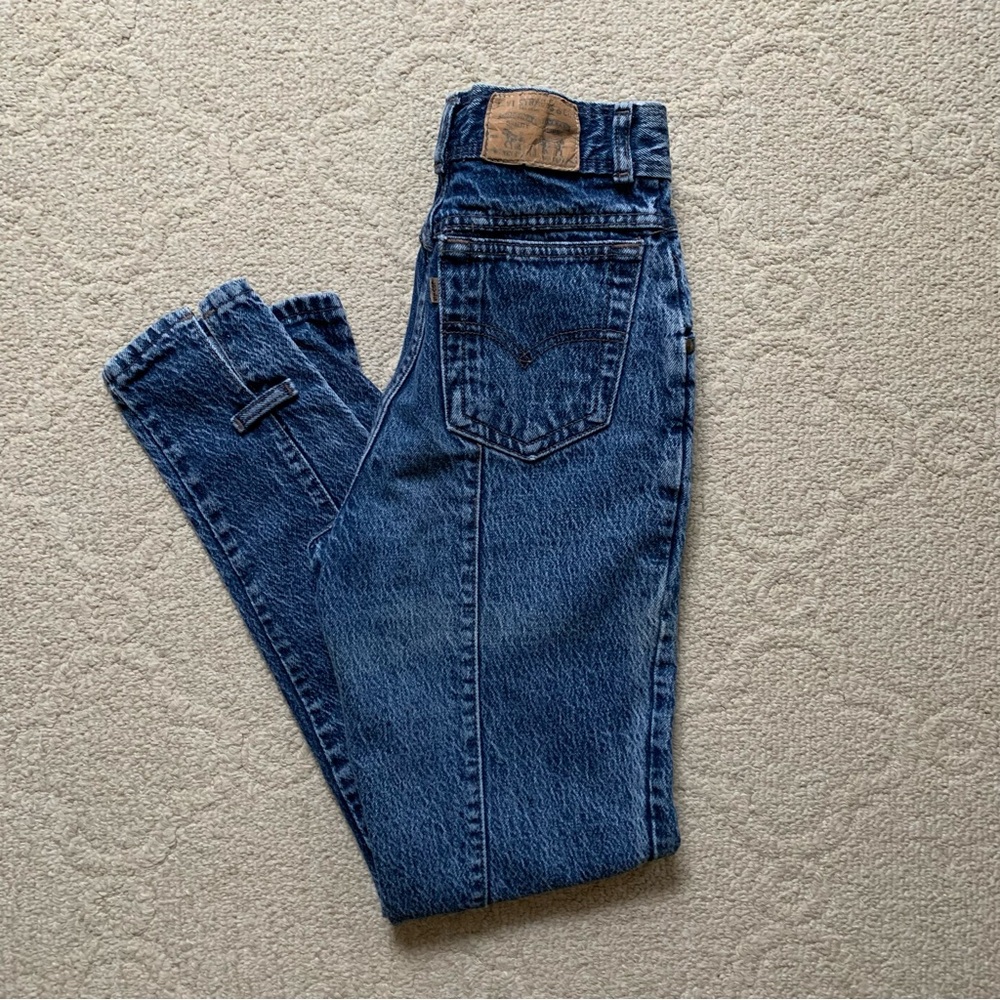 Women’s Vintage Levi’s Denim High Rise V Waist Mom Jean Acid Wash Size 5 USA